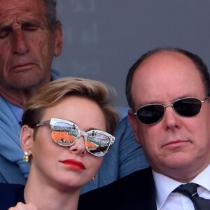 Le prince Albert II et la princesse Charlene de Monaco sont apparus très complices dans les tribunes au Monte-Carlo Rolex Masters 2016 lors de la finale opposant Rafael Nadal et Gaël Monfils au Monte-Carlo Country Club à Roquebrune-Cap-Martin, le 17 avril 2016. © Bruno Bebert/Bestimage