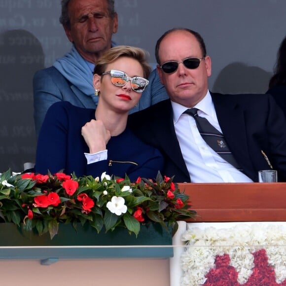 Le prince Albert II et la princesse Charlene de Monaco sont apparus très complices dans les tribunes au Monte-Carlo Rolex Masters 2016 lors de la finale opposant Rafael Nadal et Gaël Monfils au Monte-Carlo Country Club à Roquebrune-Cap-Martin, le 17 avril 2016. © Bruno Bebert/Bestimage