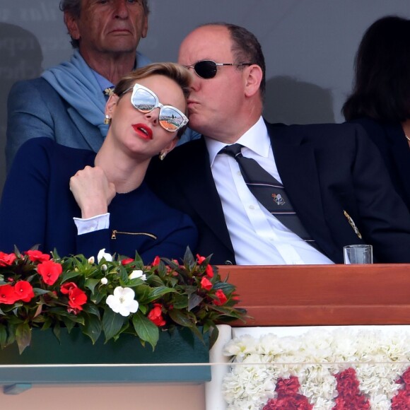 Le prince Albert II et la princesse Charlene de Monaco sont apparus très complices dans les tribunes au Monte-Carlo Rolex Masters 2016 lors de la finale opposant Rafael Nadal et Gaël Monfils au Monte-Carlo Country Club à Roquebrune-Cap-Martin, le 17 avril 2016. © Bruno Bebert/Bestimage