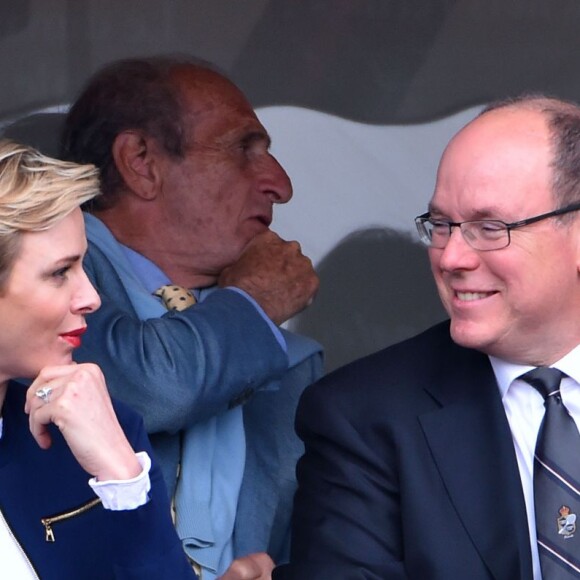 Le prince Albert II et la princesse Charlene de Monaco sont apparus très complices dans les tribunes au Monte-Carlo Rolex Masters 2016 lors de la finale opposant Rafael Nadal et Gaël Monfils au Monte-Carlo Country Club à Roquebrune-Cap-Martin, le 17 avril 2016. © Bruno Bebert/Bestimage