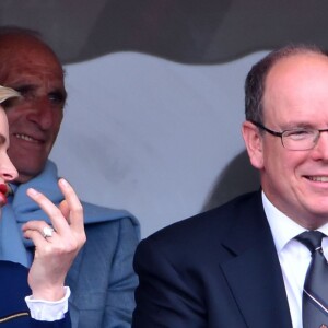 Le prince Albert II et la princesse Charlene de Monaco sont apparus très complices dans les tribunes au Monte-Carlo Rolex Masters 2016 lors de la finale opposant Rafael Nadal et Gaël Monfils au Monte-Carlo Country Club à Roquebrune-Cap-Martin, le 17 avril 2016. © Bruno Bebert/Bestimage