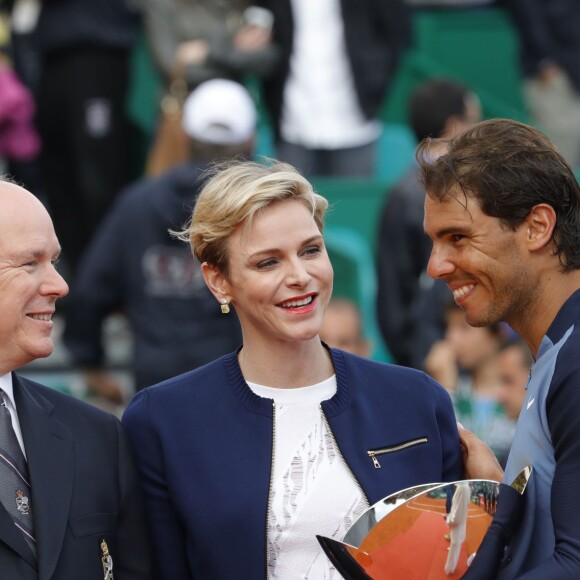 Le prince Albert II de Monaco et sa femme la princesse Charlene de Monaco ont remis à Rafael Nadal la "Coupe de S.A.S. le Prince Souverain" à l'issue de la finale du Monte-Carlo Rolex Masters 2016 remportée aux dépens de Gaël Monfils, à Roquebrune-Cap-Martin, le 17 avril 2016. © Jean-Charles Vinaj/Pool restreint Monaco/Bestimage