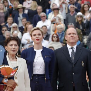 Le prince Albert II de Monaco et sa femme la princesse Charlene de Monaco ainsi qu'Elisabeth Anne de Massy, présidente de la Fédération monégasque de tennis, ont remis à Rafael Nadal la "Coupe de S.A.S. le Prince Souverain" à l'issue de la finale du Monte-Carlo Rolex Masters 2016 remportée aux dépens de Gaël Monfils, à Roquebrune-Cap-Martin, le 17 avril 2016. © Jean-Charles Vinaj/Pool restreint Monaco/Bestimage