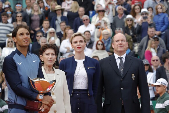 Le prince Albert II de Monaco et sa femme la princesse Charlene de Monaco ainsi qu'Elisabeth Anne de Massy, présidente de la Fédération monégasque de tennis, ont remis à Rafael Nadal la "Coupe de S.A.S. le Prince Souverain" à l'issue de la finale du Monte-Carlo Rolex Masters 2016 remportée aux dépens de Gaël Monfils, à Roquebrune-Cap-Martin, le 17 avril 2016. © Jean-Charles Vinaj/Pool restreint Monaco/Bestimage