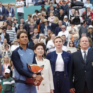 Le prince Albert II de Monaco et sa femme la princesse Charlene de Monaco ainsi qu'Elisabeth Anne de Massy, présidente de la Fédération monégasque de tennis, ont remis à Rafael Nadal la "Coupe de S.A.S. le Prince Souverain" à l'issue de la finale du Monte-Carlo Rolex Masters 2016 remportée aux dépens de Gaël Monfils, à Roquebrune-Cap-Martin, le 17 avril 2016. © Jean-Charles Vinaj/Pool restreint Monaco/Bestimage