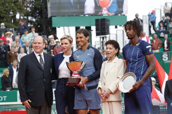 Le prince Albert II de Monaco et sa femme la princesse Charlene de Monaco ainsi qu'Elisabeth Anne de Massy, présidente de la Fédération monégasque de tennis, ont remis à Rafael Nadal la "Coupe de S.A.S. le Prince Souverain" à l'issue de la finale du Monte-Carlo Rolex Masters 2016 remportée aux dépens de Gaël Monfils, à Roquebrune-Cap-Martin, le 17 avril 2016. © Jean-Charles Vinaj/Pool restreint Monaco/Bestimage