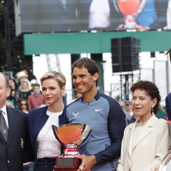 Le prince Albert II de Monaco et sa femme la princesse Charlene de Monaco ainsi qu'Elisabeth Anne de Massy, présidente de la Fédération monégasque de tennis, ont remis à Rafael Nadal la "Coupe de S.A.S. le Prince Souverain" à l'issue de la finale du Monte-Carlo Rolex Masters 2016 remportée aux dépens de Gaël Monfils, à Roquebrune-Cap-Martin, le 17 avril 2016. © Jean-Charles Vinaj/Pool restreint Monaco/Bestimage