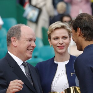 Le prince Albert II de Monaco et sa femme la princesse Charlene de Monaco ont remis à Rafael Nadal la "Coupe de S.A.S. le Prince Souverain" à l'issue de la finale du Monte-Carlo Rolex Masters 2016 remportée aux dépens de Gaël Monfils, à Roquebrune-Cap-Martin, le 17 avril 2016. © Jean-Charles Vinaj/Pool restreint Monaco/Bestimage