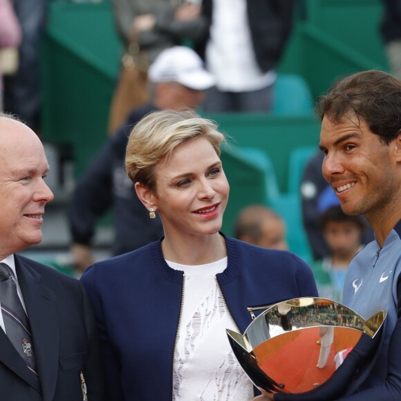 Le prince Albert II de Monaco et sa femme la princesse Charlene de Monaco ont remis à Rafael Nadal la "Coupe de S.A.S. le Prince Souverain" à l'issue de la finale du Monte-Carlo Rolex Masters 2016 remportée aux dépens de Gaël Monfils, à Roquebrune-Cap-Martin, le 17 avril 2016. © Jean-Charles Vinaj/Pool restreint Monaco/Bestimage