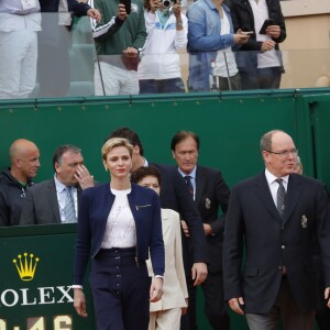 Le prince Albert II de Monaco et sa femme la princesse Charlene de Monaco ont remis à Rafael Nadal la "Coupe de S.A.S. le Prince Souverain" à l'issue de la finale du Monte-Carlo Rolex Masters 2016 remportée aux dépens de Gaël Monfils, à Roquebrune-Cap-Martin, le 17 avril 2016. © Jean-Charles Vinaj/Pool restreint Monaco/Bestimage