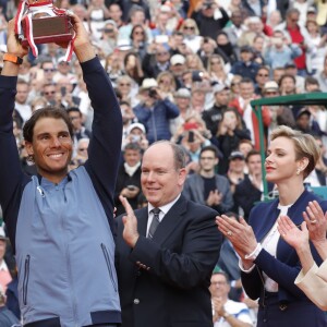 Le prince Albert II de Monaco et sa femme la princesse Charlene de Monaco ont remis à Rafael Nadal la "Coupe de S.A.S. le Prince Souverain" à l'issue de la finale du Monte-Carlo Rolex Masters 2016 remportée aux dépens de Gaël Monfils, à Roquebrune-Cap-Martin, le 17 avril 2016. © Jean-Charles Vinaj/Pool restreint Monaco/Bestimage