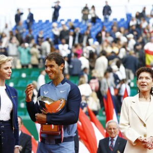 Le prince Albert II et la princesse Charlene de Monaco ont applaudi la victoire de Rafael Nadal en finale du Monte-Carlo Rolex Masters 2016 face à Gaël Monfils au Monte-Carlo Country Club à Roquebrune-Cap-Martin, le 17 avril 2016. © Claudia Albuquerque/Bestimage