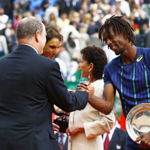 Poignée de main de jeune entre le prince Albert et Gaël Monfils. Le prince Albert II et la princesse Charlene de Monaco ont applaudi la victoire de Rafael Nadal en finale du Monte-Carlo Rolex Masters 2016 face à Gaël Monfils au Monte-Carlo Country Club à Roquebrune-Cap-Martin, le 17 avril 2016. © Claudia Albuquerque/Bestimage