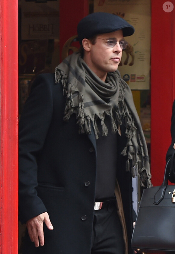 Brad Pitt avec sa femme Angelina Jolie et leurs filles Vivienne et Zahara à la sortie d'un magasin de jouets à Londres le 12 mars 2016