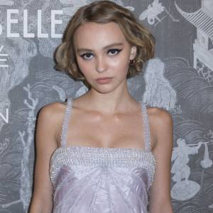 Lily-Rose Depp - Photocall lors du vernissage de l'exposition Chanel "Mademoiselle Privé" à la Galerie Saatchi à Londres, le 12 octobre 2015.