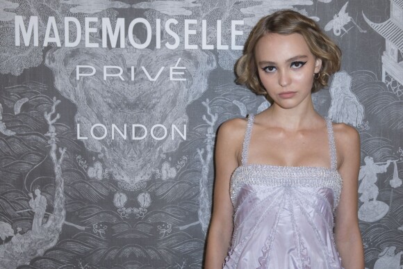 Lily-Rose Depp - Photocall lors du vernissage de l'exposition Chanel "Mademoiselle Privé" à la Galerie Saatchi à Londres, le 12 octobre 2015.