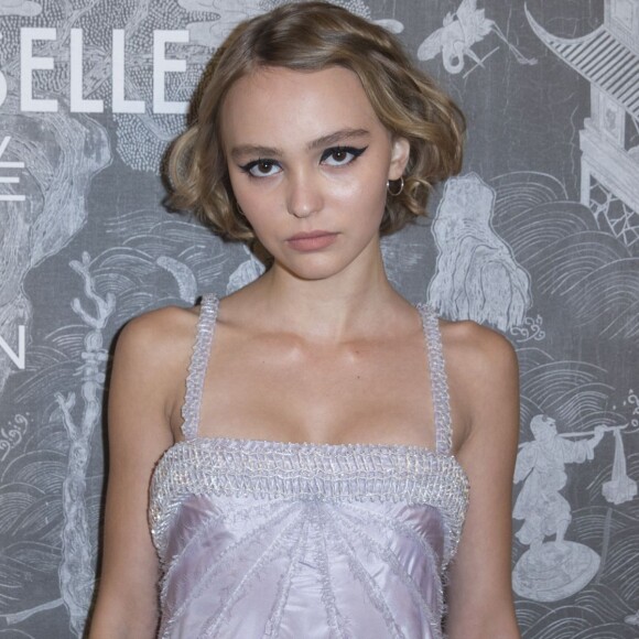 Lily-Rose Depp - Photocall lors du vernissage de l'exposition Chanel "Mademoiselle Privé" à la Galerie Saatchi à Londres, le 12 octobre 2015.