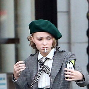 Exclusif - Lily-Rose Depp fait ses premiers pas d'actrice sur le tournage de "Planetarium" à Paris le 29 septembre 2015.