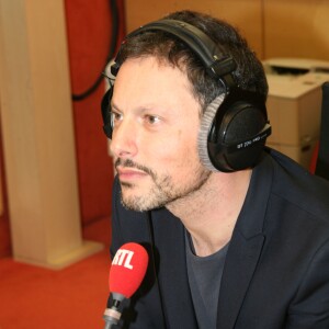 Marc-Olivier Fogiel recevant Michel Polnareff dans les studios de l'émission RTL Soir dans les studios de la radio RTL à Paris, le 19 avril 2016.