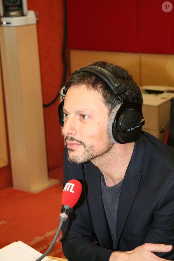 Marc-Olivier Fogiel recevant Michel Polnareff dans les studios de l'émission RTL Soir dans les studios de la radio RTL à Paris, le 19 avril 2016.