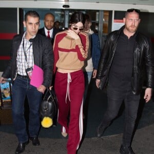 Kendall Jenner arrive à l'aéroport Roissy-Charles-de-Gaulle à Roissy, le 18 avril 2016.