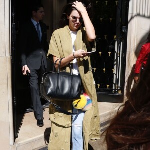 Kendall Jenner sort de son hôtel, le George V, à Paris. Le 20 avril 2016.