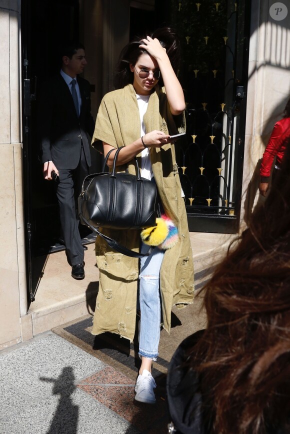 Kendall Jenner sort de son hôtel, le George V, à Paris. Le 20 avril 2016.
