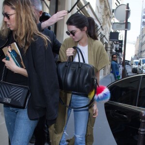 Kendall Jenner arrive au 31, rue Cambon dans le 1er arrondissement, adresse de la maison Chanel. Paris, le 20 avril 2016.