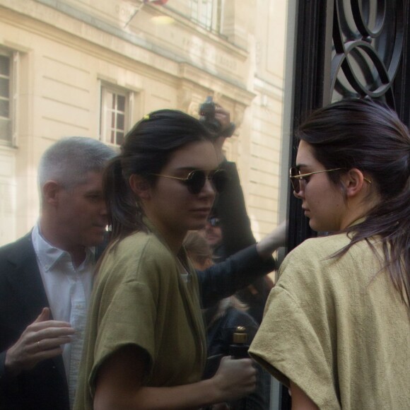 Kendall Jenner arrive au 31, rue Cambon dans le 1er arrondissement, adresse de la maison Chanel. Paris, le 20 avril 2016.