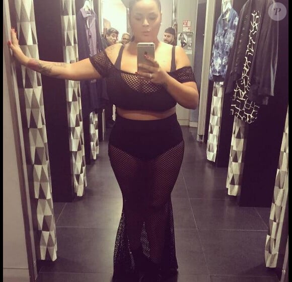 Sarah Fraisou des "Anges 8" dévoile une pièce de sa collection de vêtements, sur Instagram