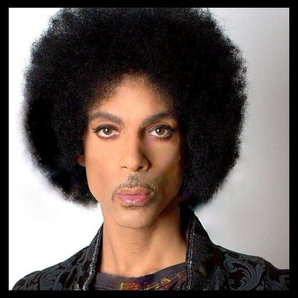 Photo de Prince sur son passeport. Postée sur le compte Twitter du chanteur.