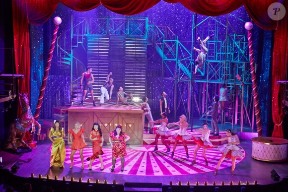 Le Love Circus est de retour aux Folies Bergère, à Paris, jusqu'au 12 juin 2016