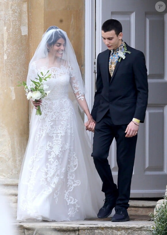 Anushka Sharma au bras de Gabriel Jagger pour son mariage avec James Jagger à Chipping Norton dans Oxfordshire, en Angleterre, le 23 avril 2016