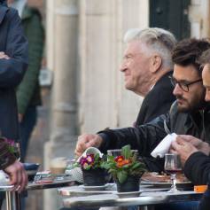 Exclusif -David Lynch déjeune à Paris, dans une crêperie, en face d'un tournage le 19 avril 2016.