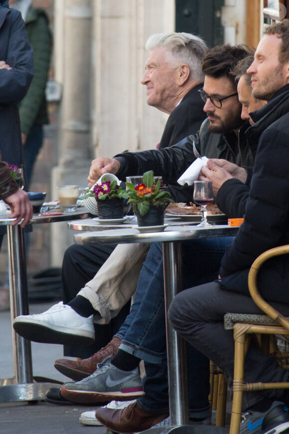 Exclusif -David Lynch déjeune à Paris, dans une crêperie, en face d'un tournage le 19 avril 2016.