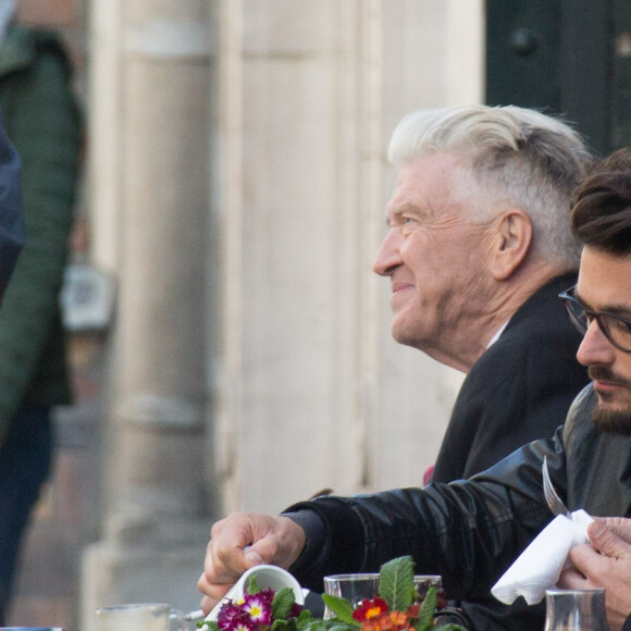 Exclusif -David Lynch déjeune à Paris, dans une crêperie, en face d'un tournage le 19 avril 2016.