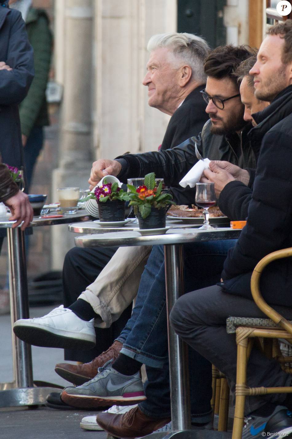 Exclusif -David Lynch déjeune à Paris, dans une crêperie, en face d&#039;un tournage le 19 avril 2016.