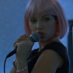 Scarlett Johansson chante chez Karaoke-Kan dans Lost In Translation.