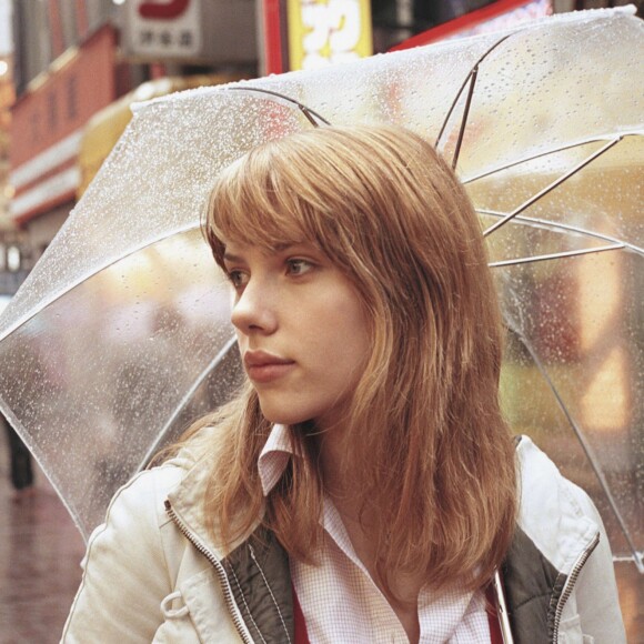 Scarlett Johansson erre dans Tokyo pour Lost In Translation.