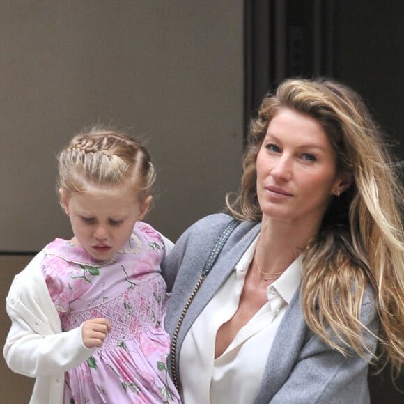 Gisele Bündchen en compagnie de son mari Tom Brady et de leurs enfants Benjamin Brady et Vivian Lake Brady se rendent à la messe à New York le 29 avril 2016. 