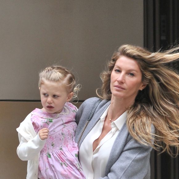 Gisele Bündchen en compagnie de son mari Tom Brady et de leurs enfants Benjamin Brady et Vivian Lake Brady se rendent à la messe à New York le 29 avril 2016. 