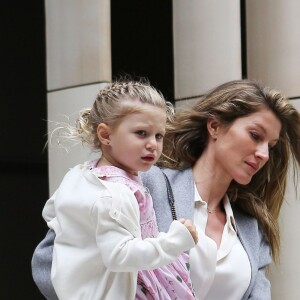 Gisele Bündchen en compagnie de son mari Tom Brady et de leurs enfants Benjamin Brady et Vivian Lake Brady se rendent à la messe à New York le 29 avril 2016. 