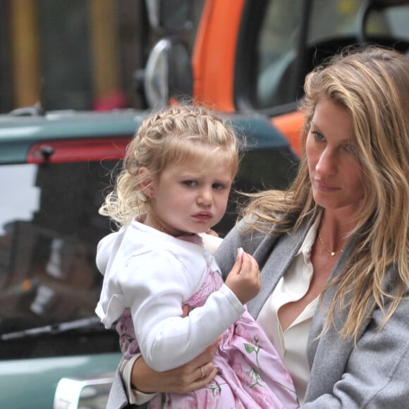 Gisele Bündchen en compagnie de son mari Tom Brady et de leurs enfants Benjamin Brady et Vivian Lake Brady se rendent à la messe à New York le 29 avril 2016. 