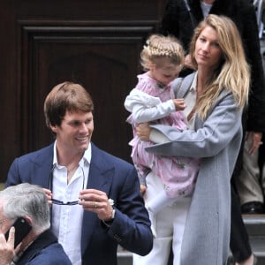 Gisele Bündchen en compagnie de son mari Tom Brady et de leurs enfants Benjamin Brady et Vivian Lake Brady se rendent à la messe à New York le 29 avril 2016. 