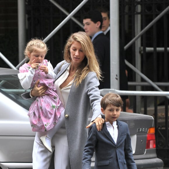 Gisele Bündchen en compagnie de son mari Tom Brady et de leurs enfants Benjamin Brady et Vivian Lake Brady se rendent à la messe à New York le 29 avril 2016. 