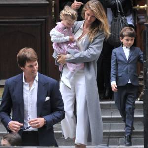 Gisele Bündchen en compagnie de son mari Tom Brady et de leurs enfants Benjamin Brady et Vivian Lake Brady se rendent à la messe à New York le 29 avril 2016. 