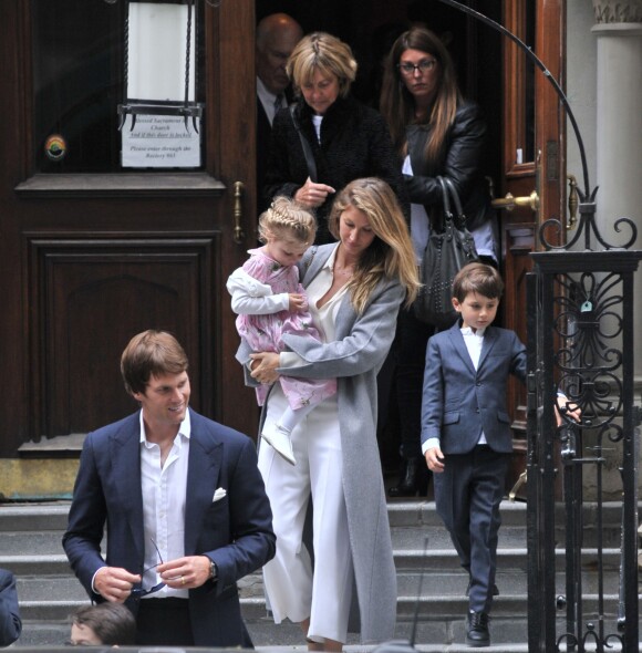 Gisele Bündchen en compagnie de son mari Tom Brady et de leurs enfants Benjamin Brady et Vivian Lake Brady se rendent à la messe à New York le 29 avril 2016. 