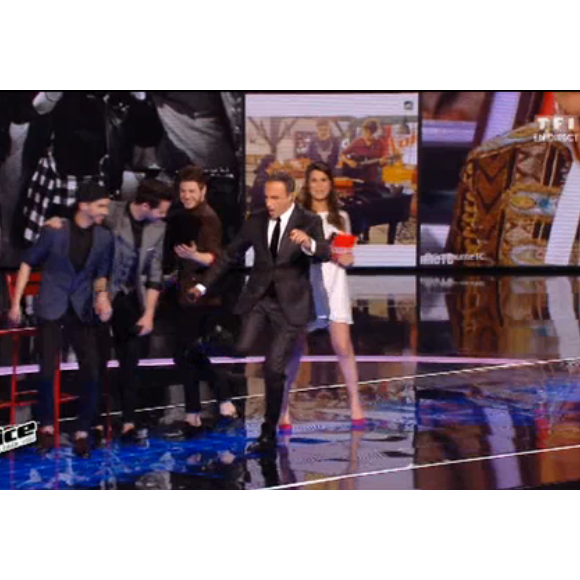 Nikos Aliagas danse le sirtaki sur le plateau de The Voice, la suite, le samedi 30 avril 2016.