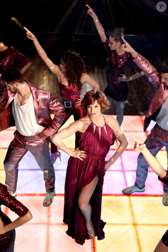Exclusif : Fauve Hautot avec ses danseurs pour la comédie musicale Saturday Night Fever