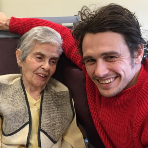 James Franco a publié une photo de lui avec sa grand-mère une semaine avant son décès, sur sa page Instagram, au mois d'avril 2016